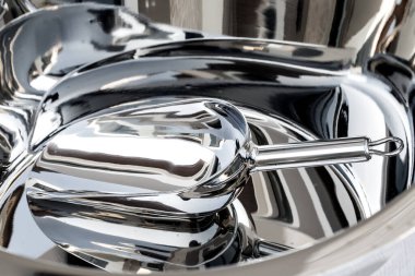 Otelin buz kovasına buz kalıbı konur..