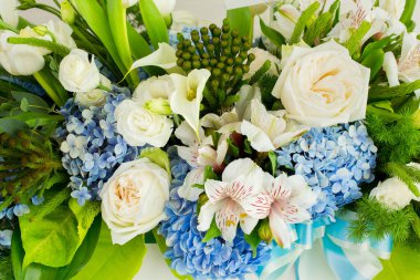 Düğünde dekore edilmiş çok renkli çiçekler.