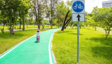 Parkta yeşil bisiklet yolu