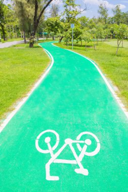 Parkta yeşil bisiklet yolu