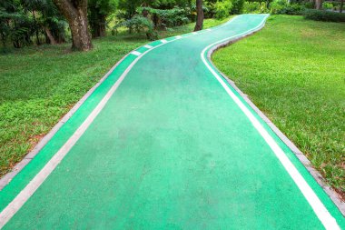 Parkta yeşil bisiklet yolu