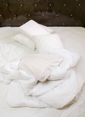 kullanılmış otel odası yatağı