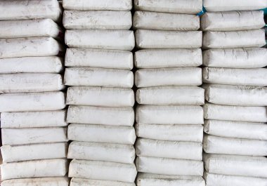 Depoda beyaz plastik torbalar yığını