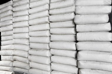 Depoda beyaz plastik torbalar yığını