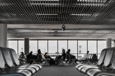 Havaalanında bekliyor.