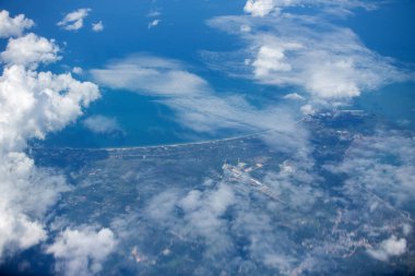 Bulutlar uçağın açısından alındı.