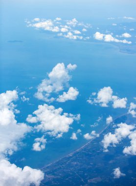 Bulutlar uçağın açısından alındı.