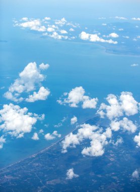 Bulutlar uçağın açısından alındı.