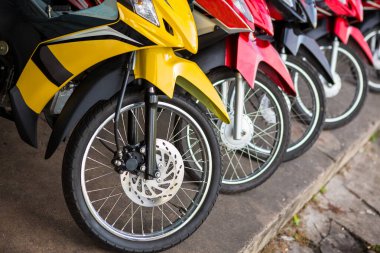 Motosikletler düzenli bir şekilde park edilmiş olarak görülür.