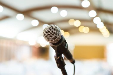 Düğün ziyafeti arka planında sahnede mikrofon