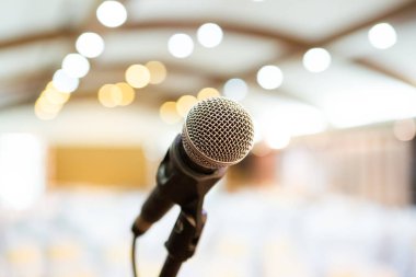 Düğün ziyafeti arka planında sahnede mikrofon