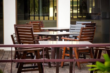 Müşterilerin oturup yemesi için masa ve sandalyeler..