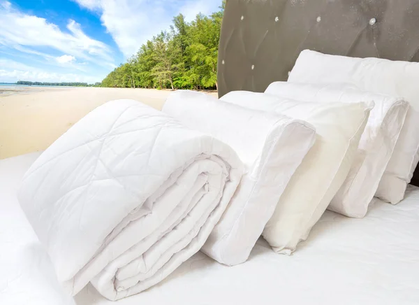 Κρεβάτι Και Μαξιλάρια Στο Φόντο Του Νησιού — Φωτογραφία Αρχείου