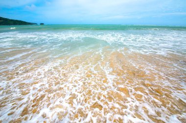 Mavi gökyüzü ile kıyı deniz dalgaları