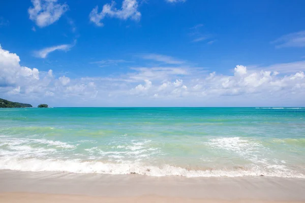 Vagues Côtières Avec Ciel Bleu — Photo