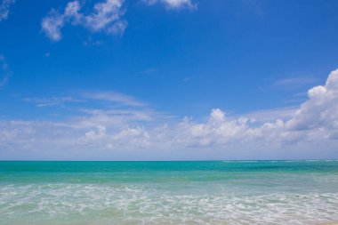 Mavi gökyüzü ile kıyı deniz dalgaları