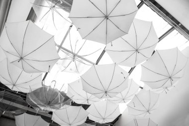 Burayı süslemek için beyaz şemsiyeler asılıyor..