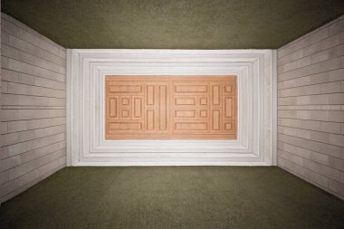 Beton duvarlar, arka planda ahşap ev..