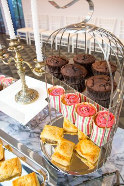 Partideki kahve masasında atıştırmalıklar..