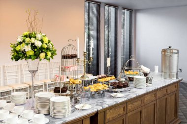 Partideki kahve masasında atıştırmalıklar..