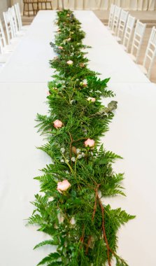 Bir partide masada taze çiçekler..