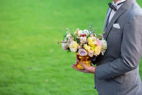 Fiori Nella Mano Dello Sposo Dare Alla Sposa Alla Cerimonia — Foto Stock