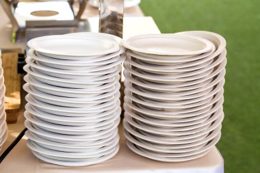 Masada kağıt tabaklar var.