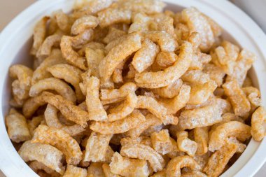 Tayland 'da en sevdiği yemek domuz derisidir.