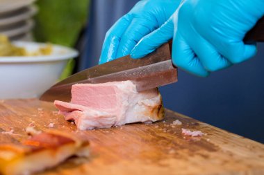 Düğün masasında balla pişirilmiş domuz budu.