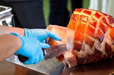 Açık büfede ballı domuz budu.