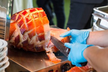 Açık büfede ballı domuz budu.