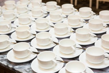 Kahve fincanları bir partide masanın üzerinde..