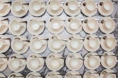 Kahve fincanları bir partide masanın üzerinde..