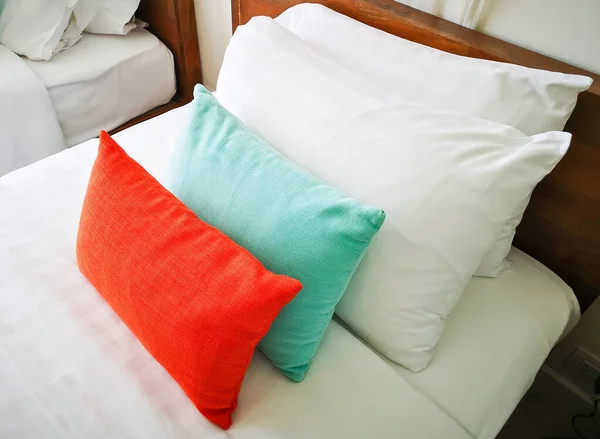 Акуратні Подушки Ліжку Готелю — стокове фото