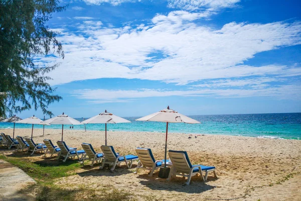 Bed Sunbathing Beach Beautiful Sky Background — Stock Photo, Image