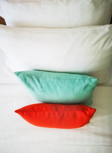 きれいにホテルのベッドの上に枕を配置 — ストック写真