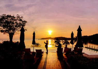 Sabah güneşi manzarası, deniz manzaralı yüzme havuzu.