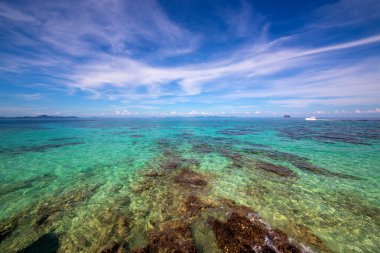 Parlak deniz suyu ve Tayland Denizi 'nin güzel mavi gökyüzü