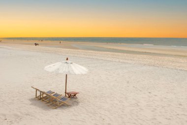 Rahatlatıcı bir tatil için kumlu bir sahil yatağı.