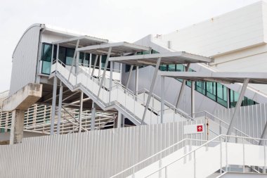 Tren istasyonunu bağlayan merdivenler.