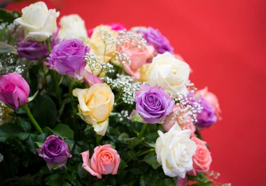 Düğünde ayarlanmış çiçekler.