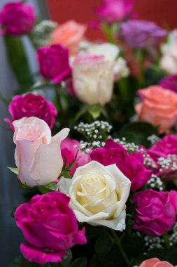 Düğünde ayarlanmış çiçekler.