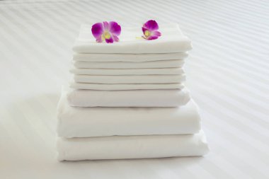 Yorgan rulosu. Aşağıya sarılmış yorgan beyaz arka planda izole edilmiş.