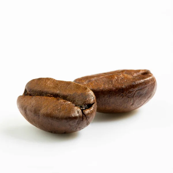 Frische Kaffeebohnen Auf Weißem Hintergrund — Stockfoto