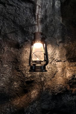 Mağaradaki yolu aydınlatan lambalar.