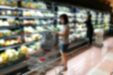 Süpermarkette alışveriş yapan insanlar.