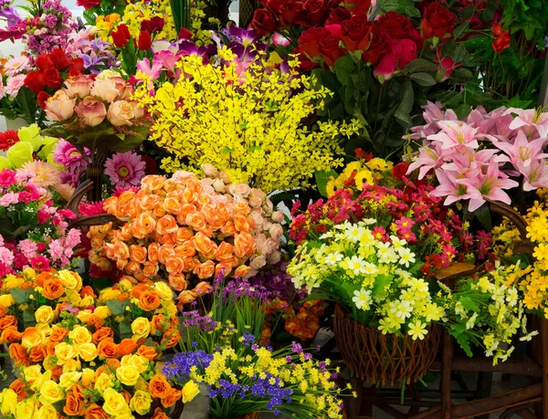 Flores Coloridas Contra Fundo Preto Ambiente Estúdio — Fotografia de Stock