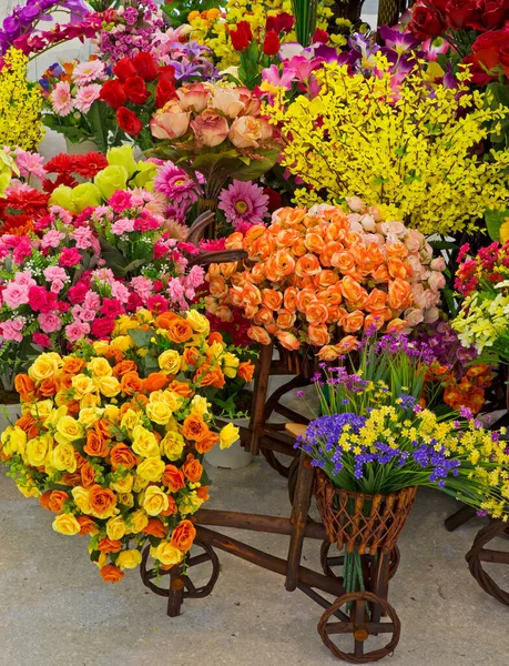 Flores Coloridas Contra Fundo Preto Ambiente Estúdio — Fotografia de Stock