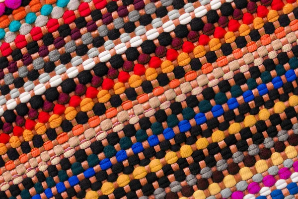五彩斑斓的非洲风格地毯的表面紧密相连 更多的这种主题和更多的纺织品在我的港口 — 图库照片