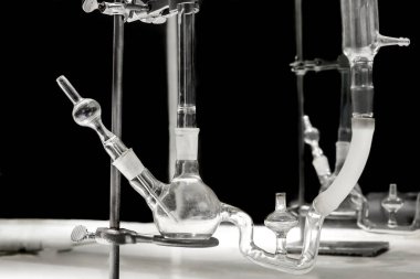 Cam test tüpleri bir bilim laboratuvarında deney için hazır.